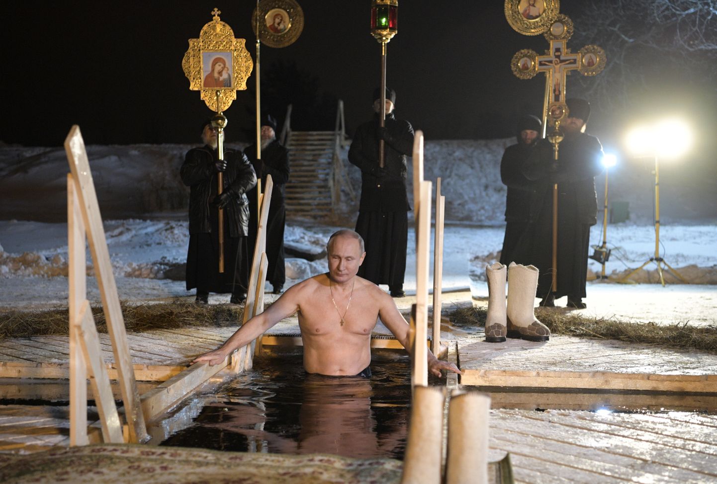 Vene president Vladimir Putin käis tänavu kolmekuningapäeval ennast jääaugus vette kastmas Seligeri järve äärde rajatud mungakloostris.