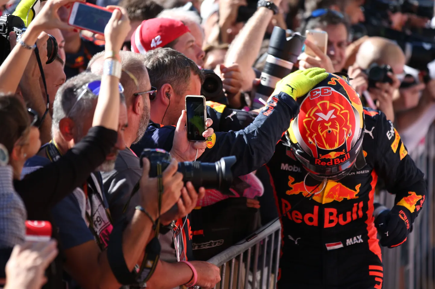 Max Verstappen USA GP finišis juubeldamas - enne seda, kui ta sai teada, et teda ootab karistus ning ta kukub poodiumikohalt välja.