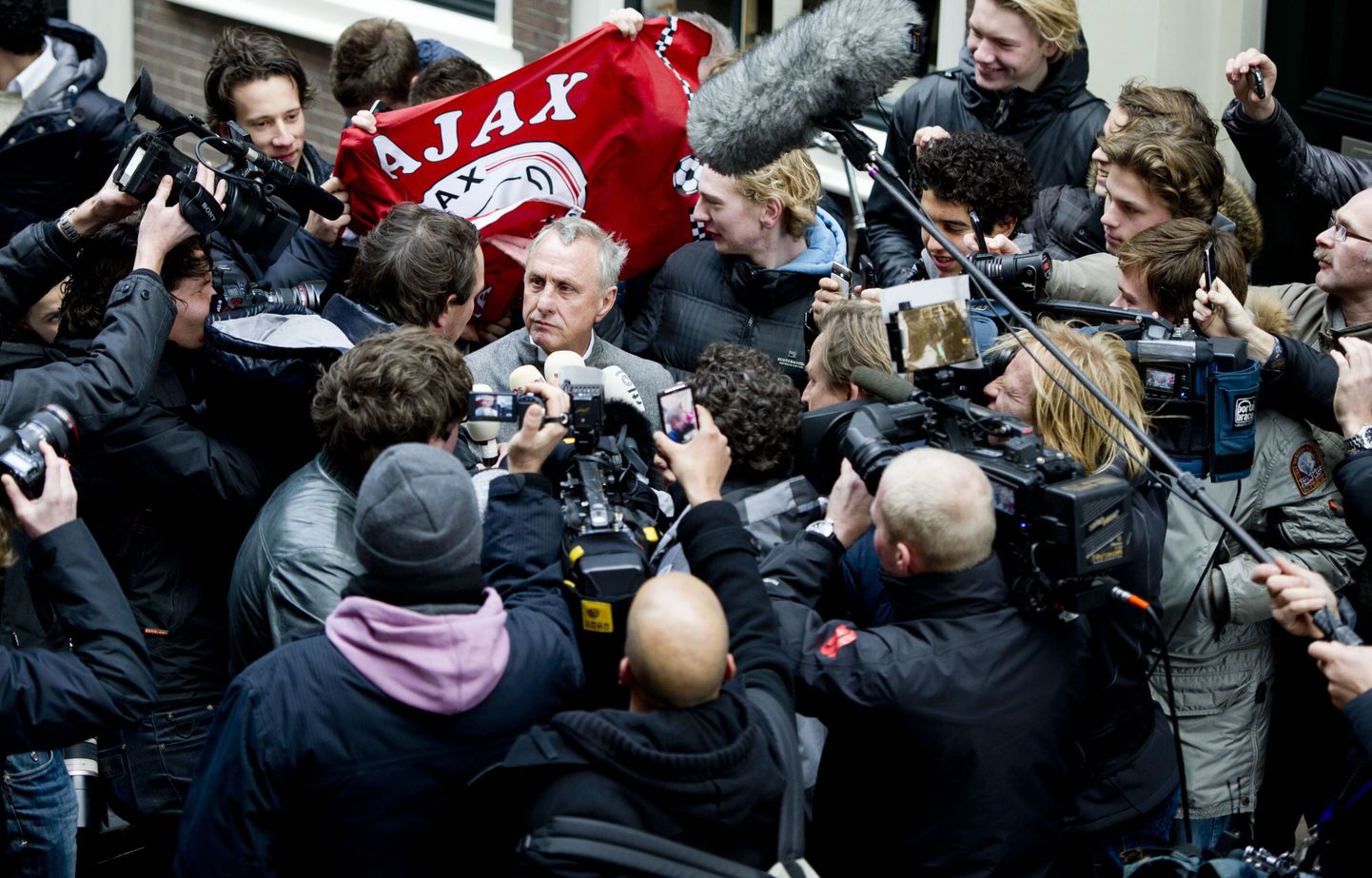 Johan Cruyff kohtuistungi järel ajakirjanike piiramisrõngas.