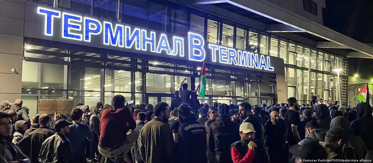 Протестующие у аэропорта Махачкалы