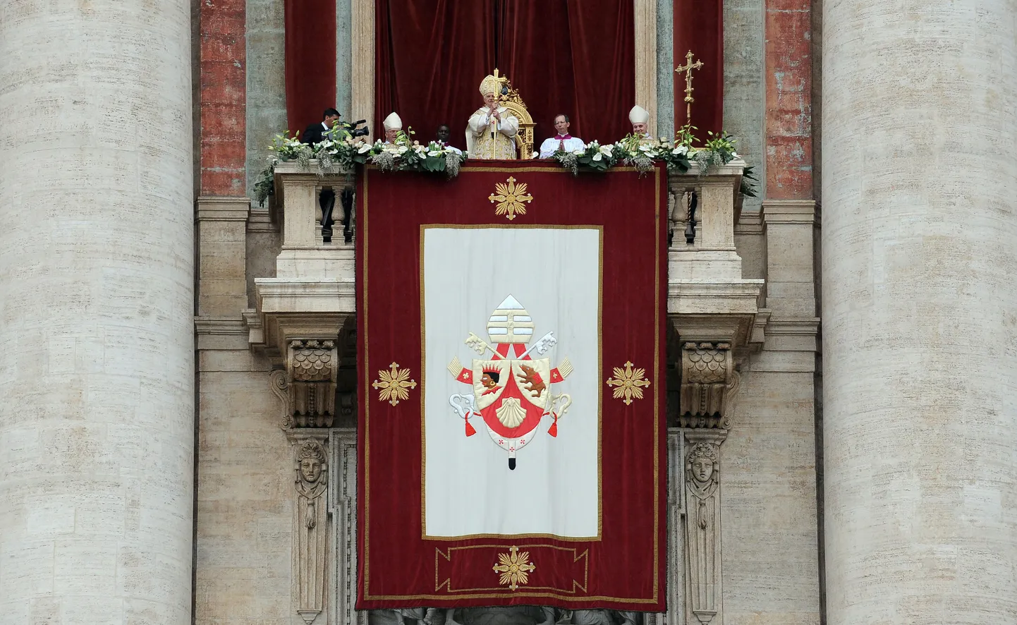 Rooma paavst Benedictus XVI loeb ette oma traditsioonilise sõnumi Urbi et Orbi lihavõttepühade puhul.