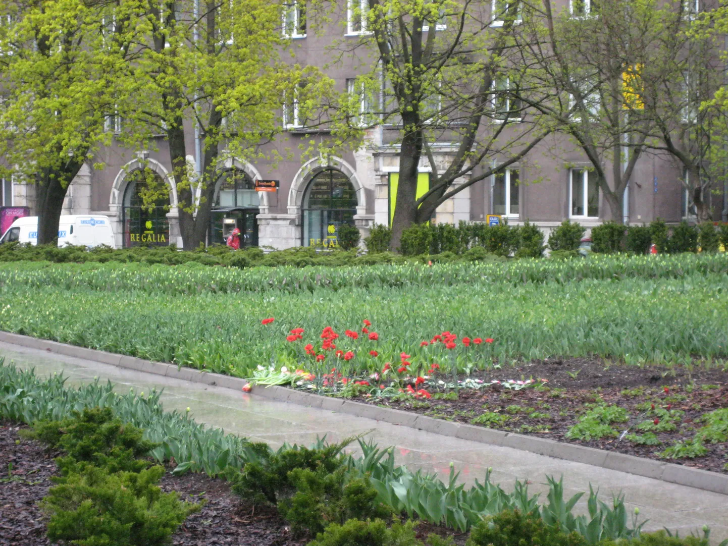 На место, где раньше стоял Бронзовый солдат, люди также на 9 мая возлагают цветы.