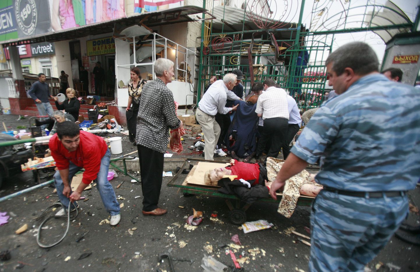 Plahvatuspaik Vladikavkazi turu juures.