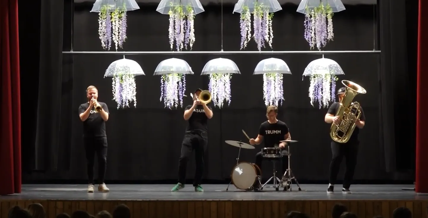 Külas käis vaskpilliasambel Brassical