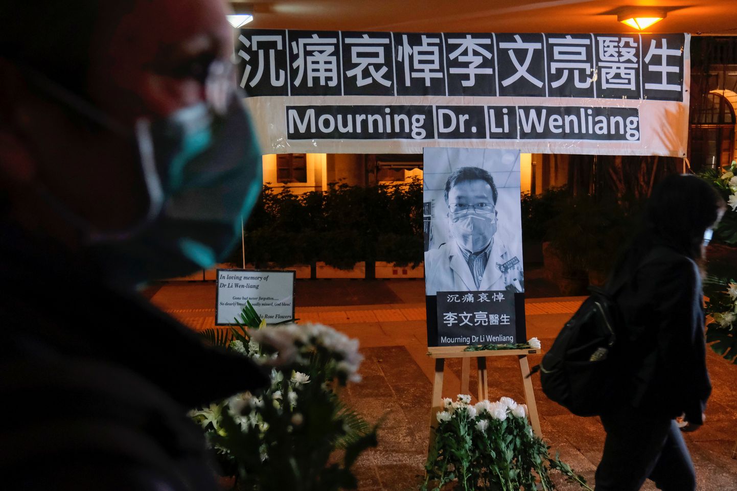 Mälestusavaldus koroonaviiruse eest hoiatanud ja selle tüsistustesse hiljem surnud Wuhani arstile Li Wenliangile Hongkongis 7. veebruaril 2020.