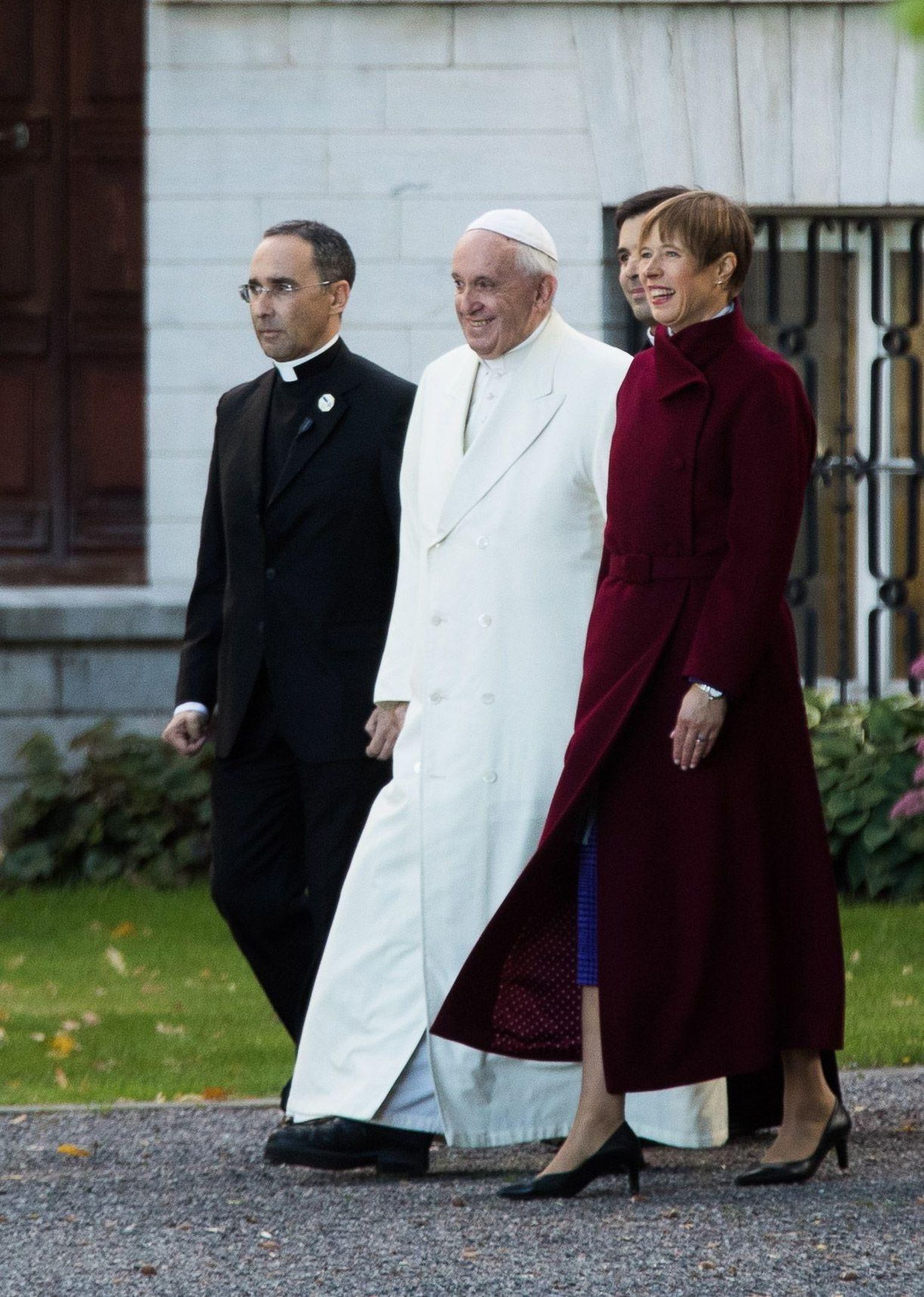 Monsenjöör Mauricio Rueda, paavst Franciscus ja president Kersti Kaljulaid 2018. aastal Kadriorus.
