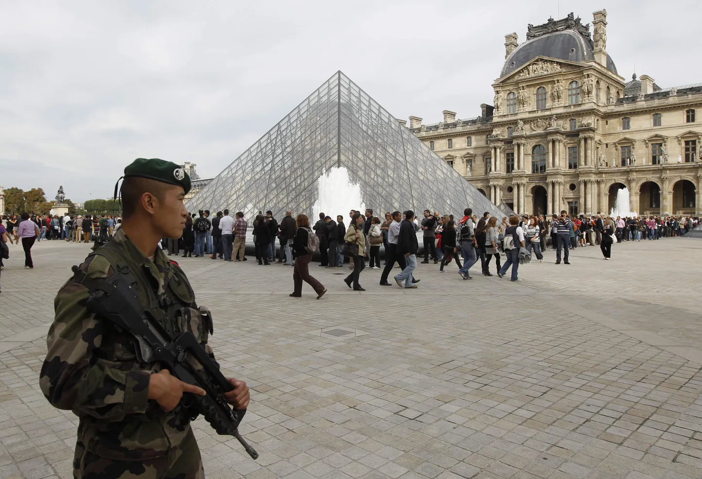 Prantsuse sõdur eile Louvre’i juures.