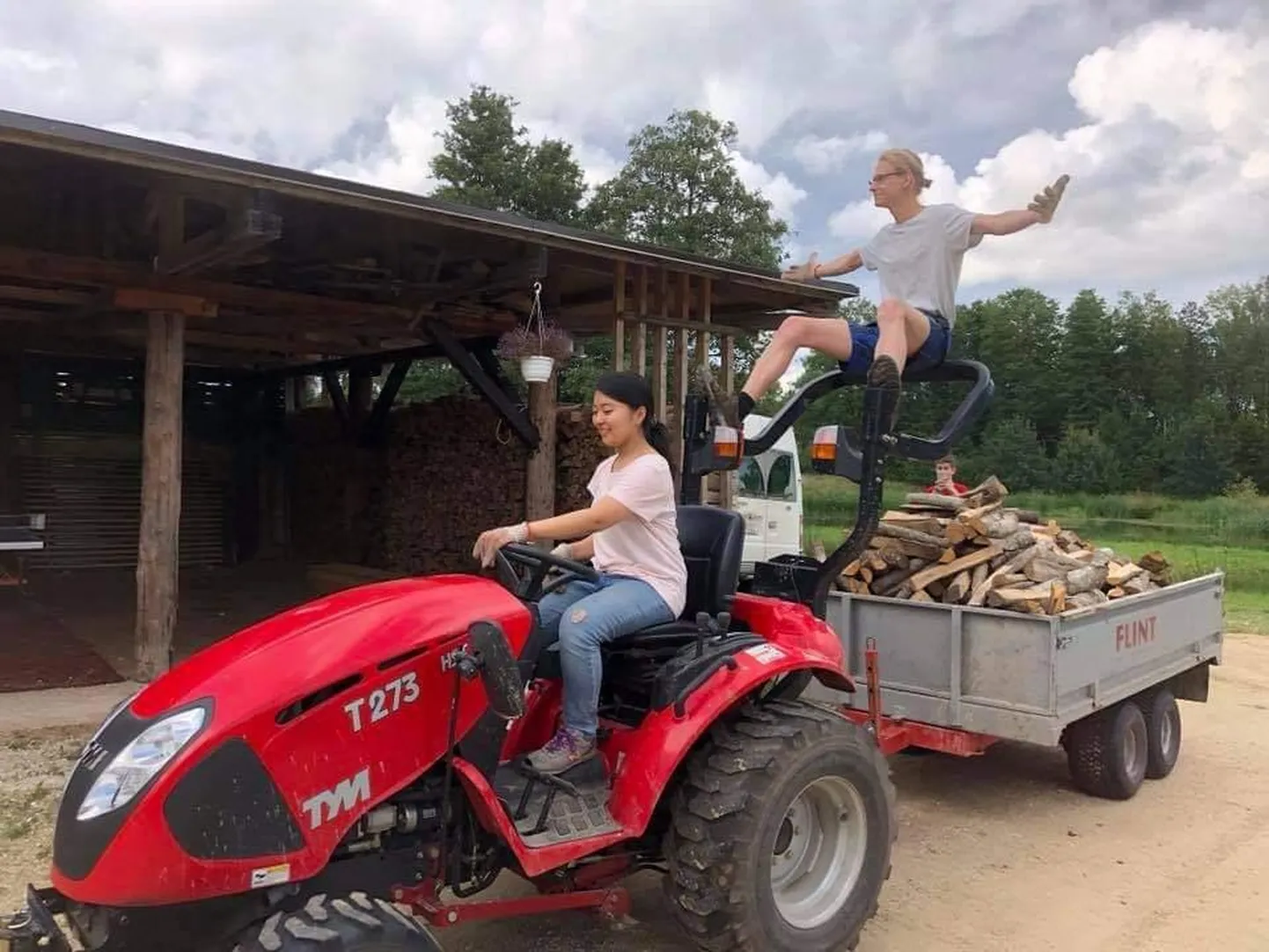 Nüüdseks varastatud väiketraktor teenis läinud suvel rahvusvahelises laagris osalejaid.