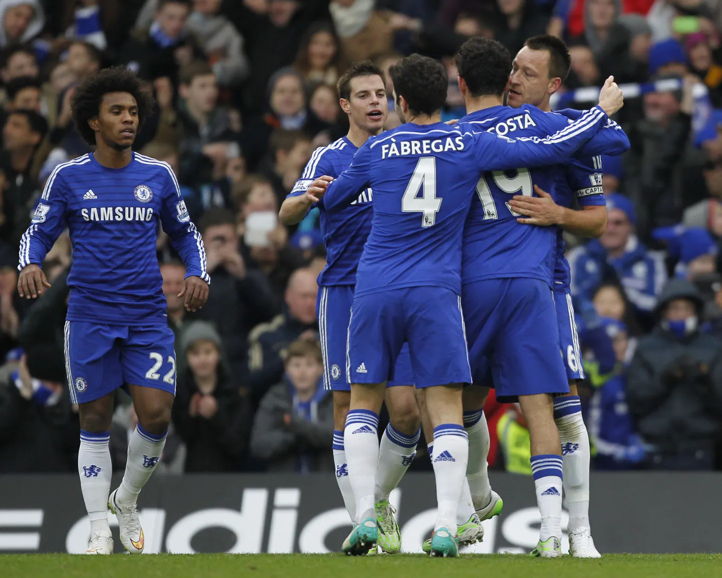 Chelsea mängijad rõõmustamas.