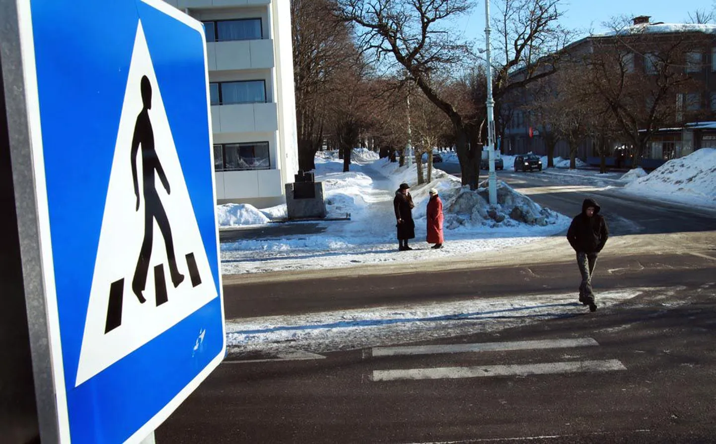 Värvitud vöödid ei pea talvisele teehooldusele ega naelrehvidele vastu.