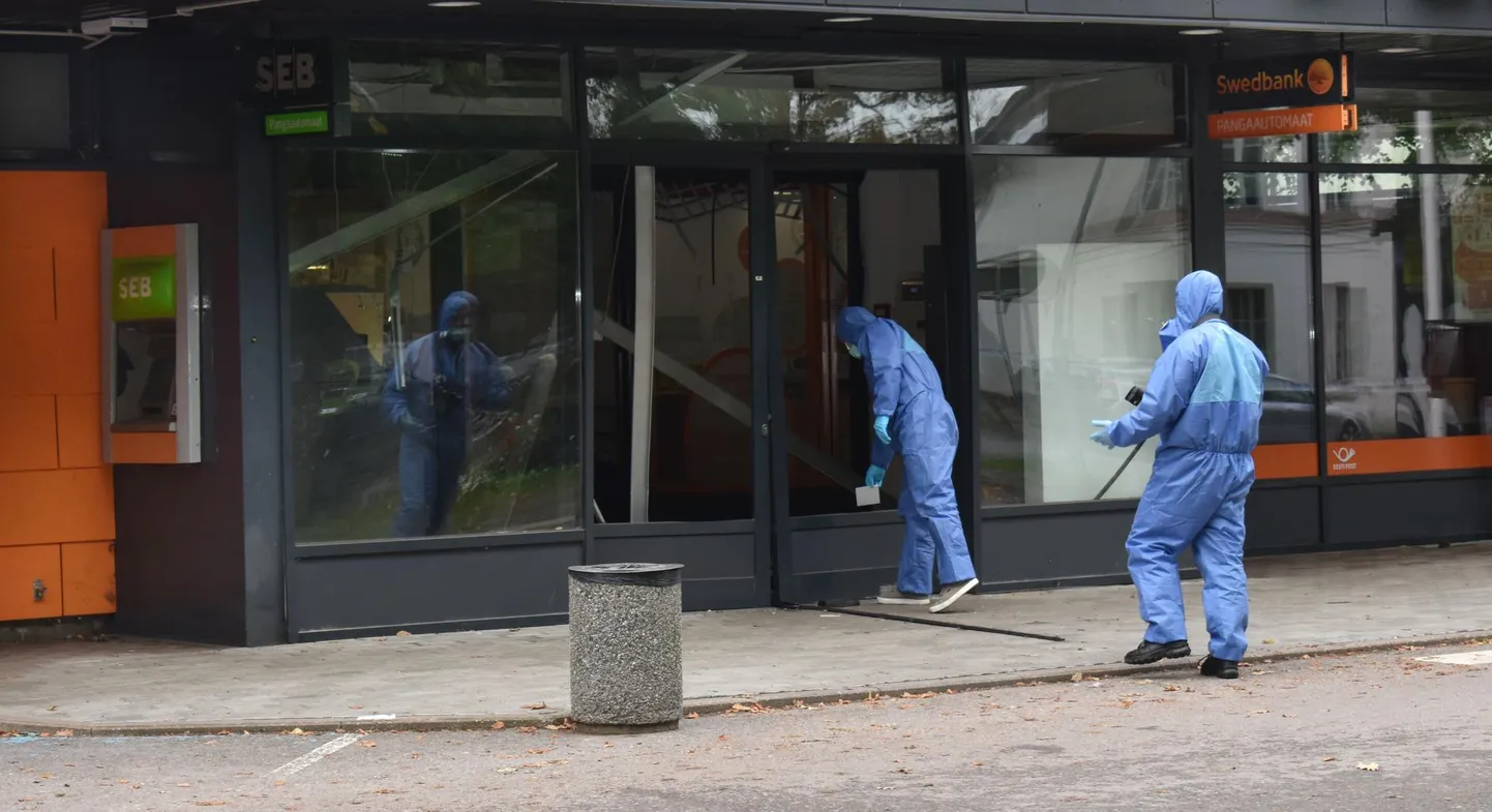 Uurijad askeldasid eile Sindi Konsumi juures umbes keskpäevani. Inimesed plahvatuses viga ei saanud.
