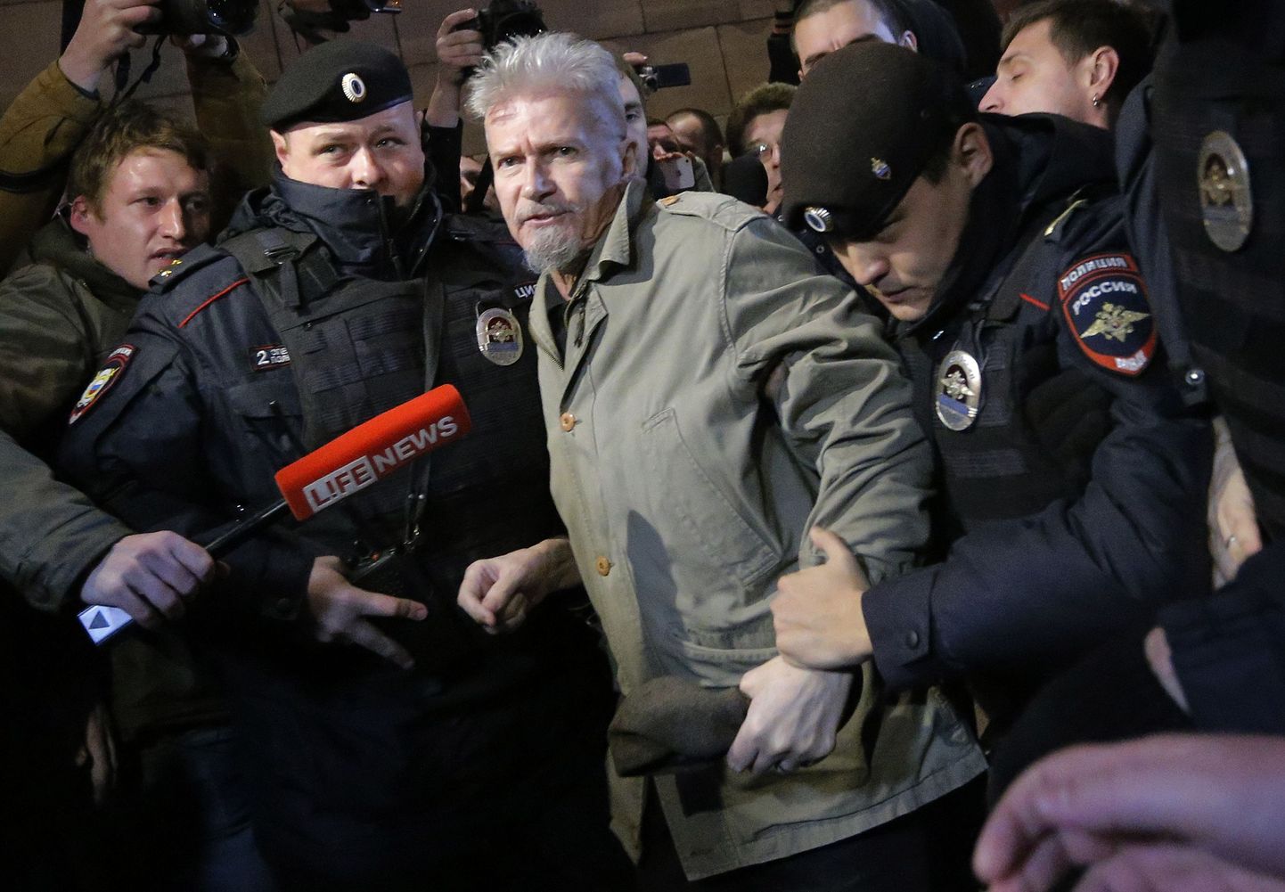 Politseinikud võtsid opositsiooniliidri Eduard Limonovi (keskel) kinni oktoobri lõpus Moskvas.