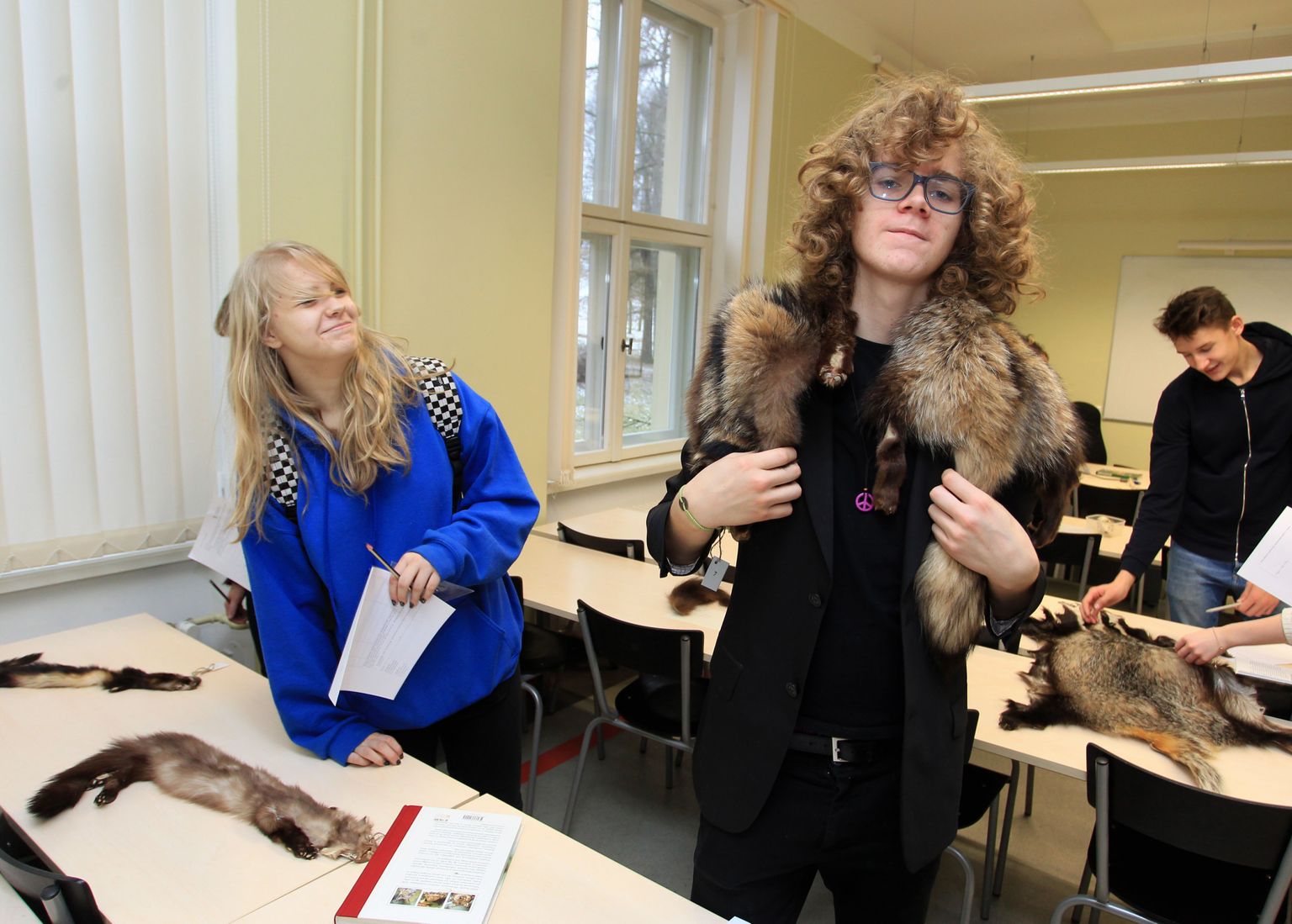 Tartu erakooli õpilased Robin Õige ja Marie Emili Kristov tulid koljude ja nahkade töötuppa suurest huvist loomade vastu.