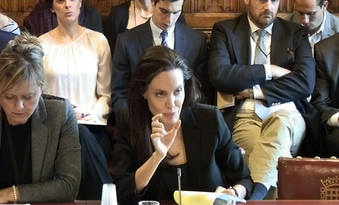 Angelina Jolie (keskel)