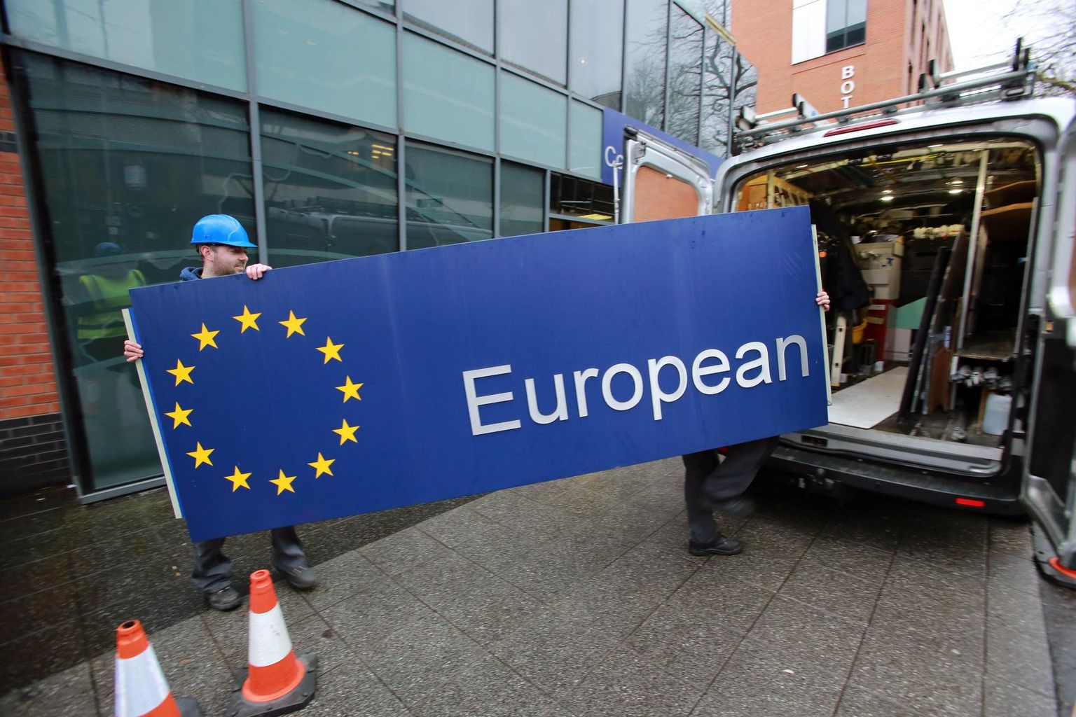 Euroopa Komisjoni esinduselt Belfastis eemaldati eile sildid ning akendelt tõmmati maha Euroopa Liidu tähed.