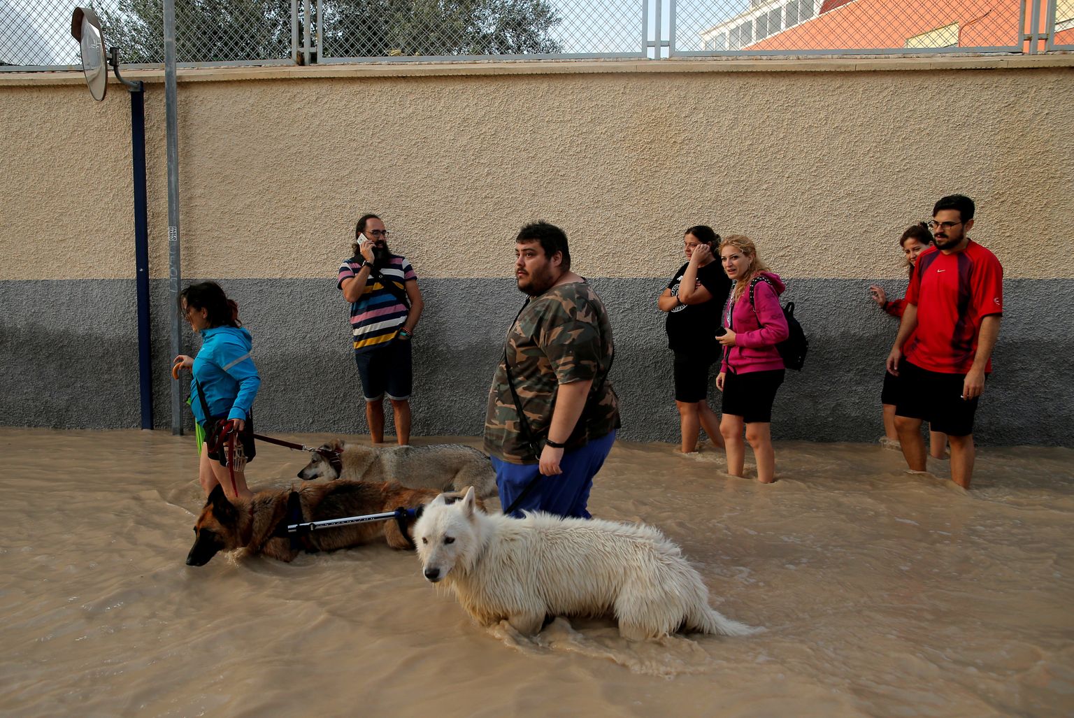 Kagu-Hispaania paduvihma ja tulvavee ohvrite arv tõusis neljani, teatasid õhtul ametivõimud.