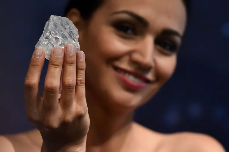 'Lesedi La Rona' esitlemine Sotheby's oksjonil, kus see müüdi 53 miljoni dollari eest.