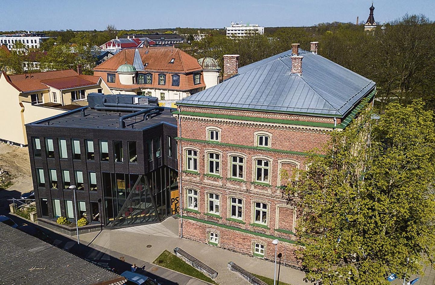 Üldhariduskoolide edetabeli tipus asuvale Pärnu Sütevaka humanitaargümnaasiumile on vahepealsetel aastatel ­lisandunud juurdeehitis.