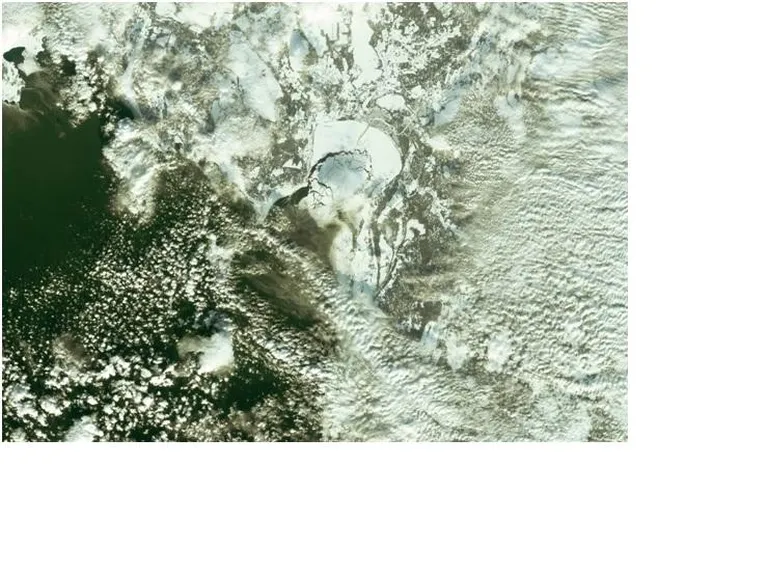 Optilise satellidi jääfoto pealt on näha Pärnu lahe piirkonna jääolud, sealhulgas jäämurdjaga lahti hoitav laevatee ja rüsijää piir.