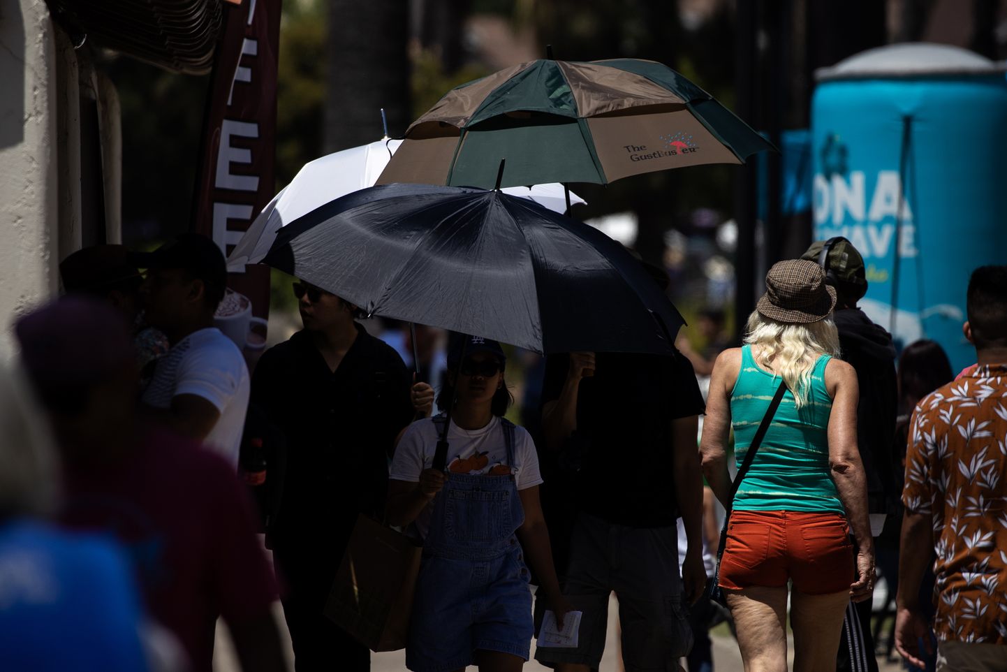 Inimesed kasutavad Los Angeleses vihmavarje kaitseks lõõskava päikese eest.