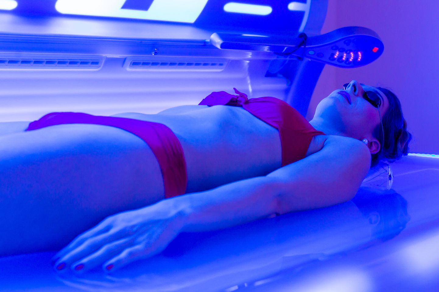 UV-kiirgus põhjustab rakkude DNA kahjustusi, mis pika aja peale võivad tekitada nahavähki.