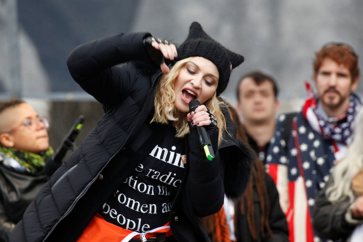 Madonna Naiste marsil kõnet pidamas.