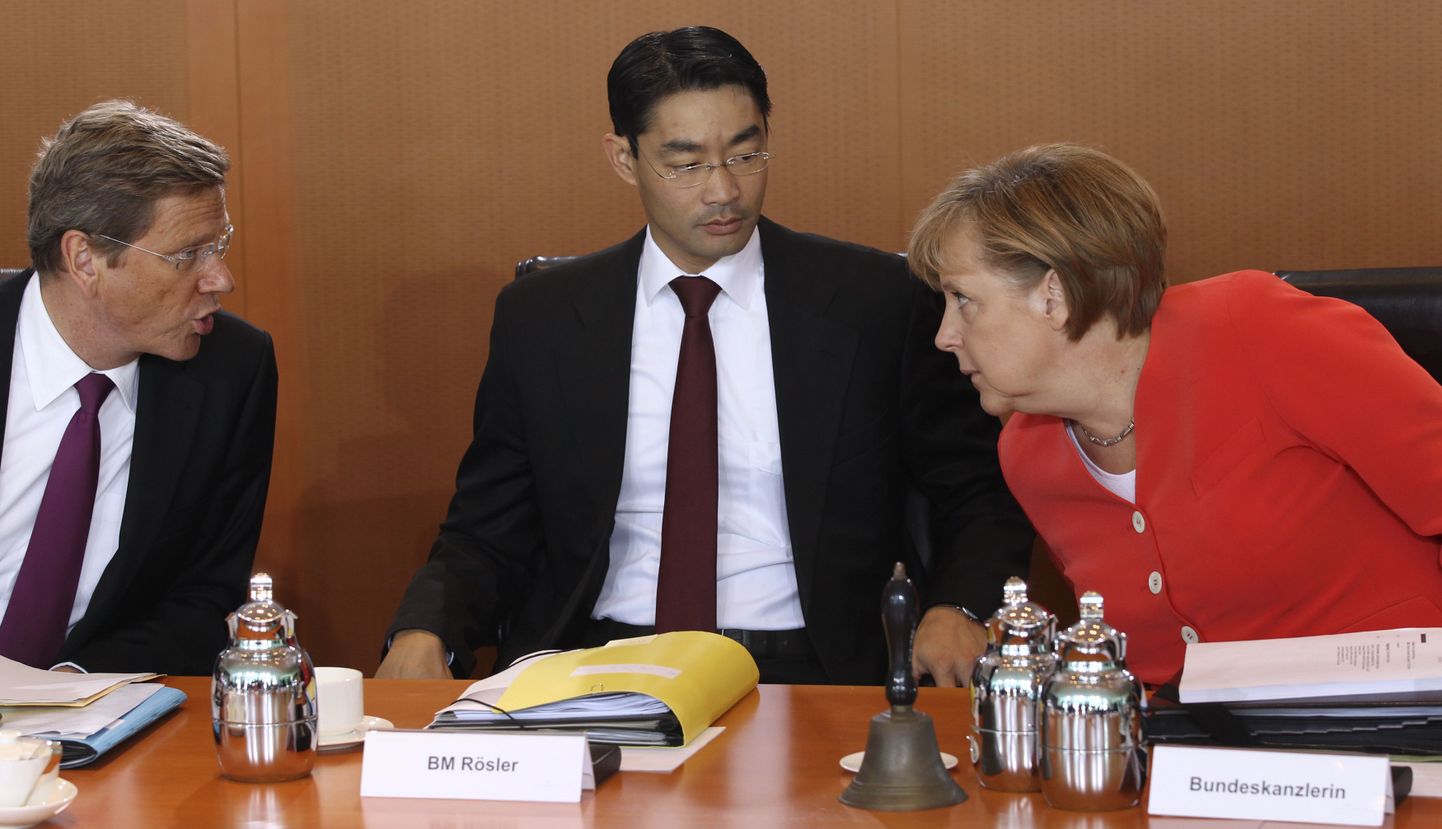 Saksa majandusminister Philipp Rösler (keskel) ja kantsler Angela Merkel (paremal).