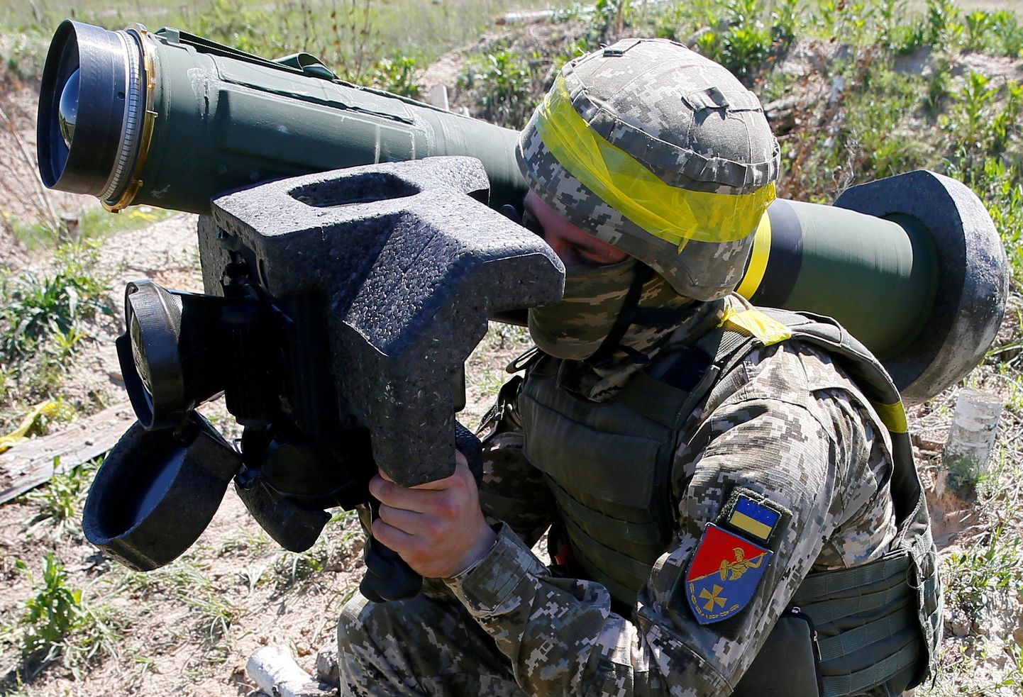 Ukraina sõdur hoidmas raketisüsteemi Javelin.