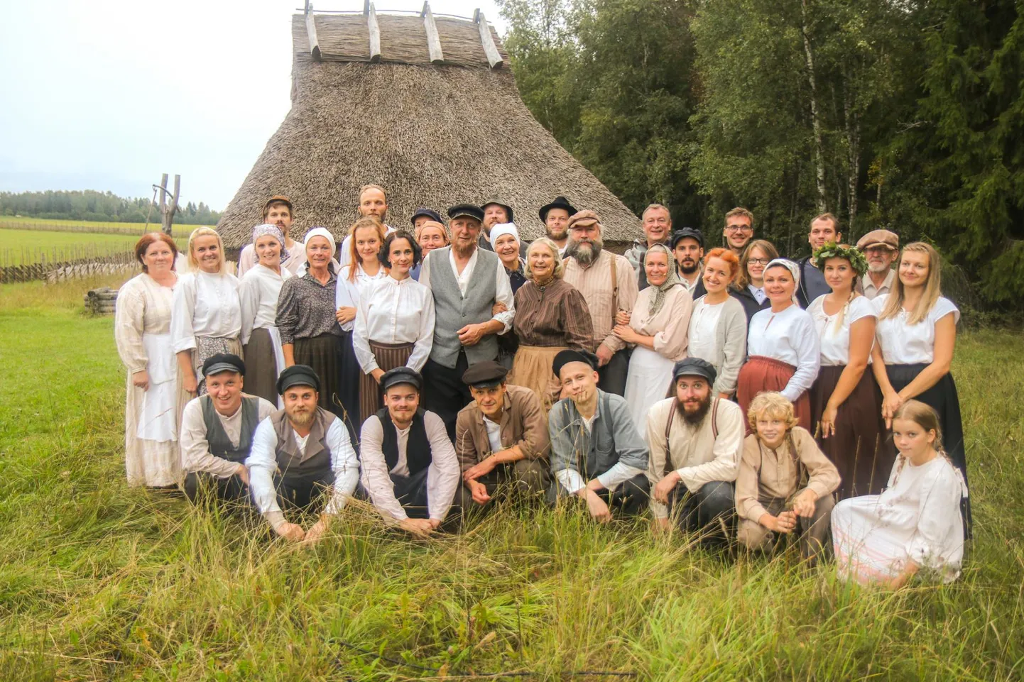 "Kõrboja perenaise" trupp viimasel etendusel
