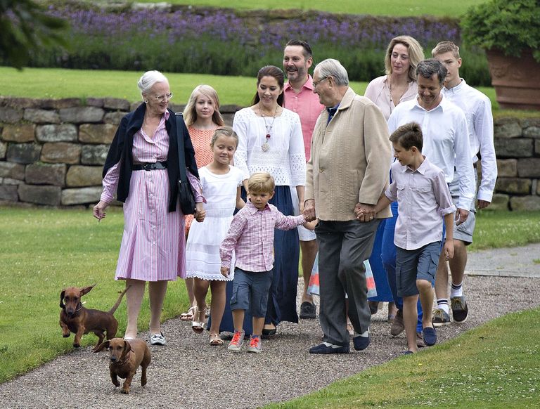 Taani kuninglik perekond, ees vasakul on kuninganna Margrethe II ja paremal prints Henrik. Pilt on tehtud 25. juulil 2015