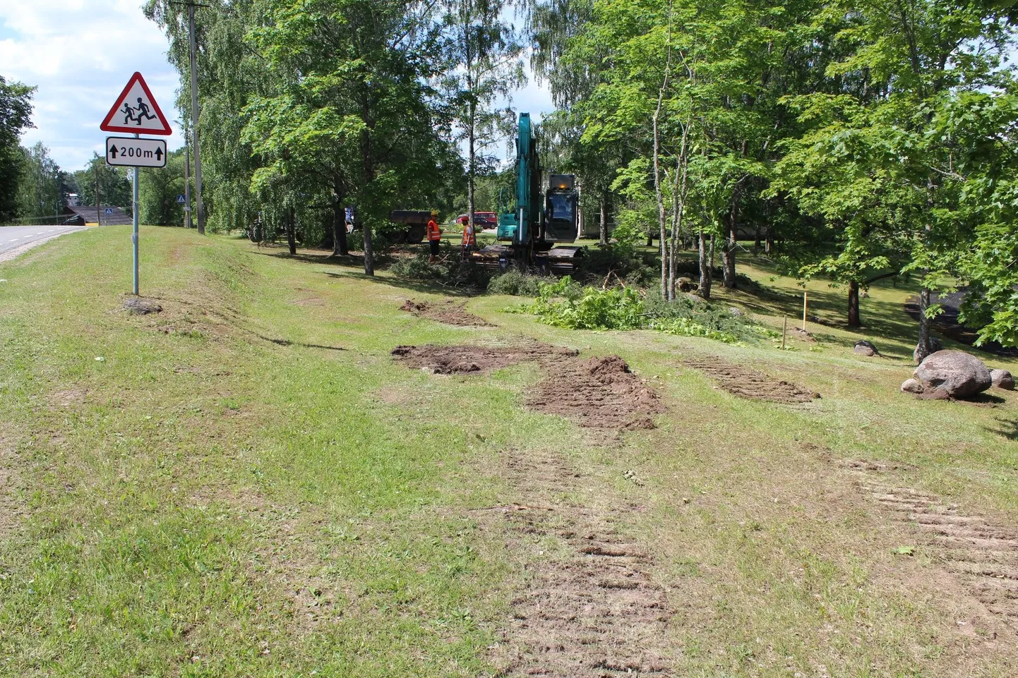 Valga vallas Lüllemäel alustati kergliiklustee ehitusega.