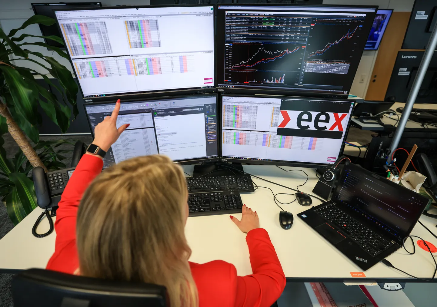 Fotol töötab Euroopa Energia Börsi (EEX) töötaja turuoperatsioonide alal. Foto on illustratiivne.