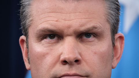 ASV aizsardzības ministrs Hegsets turpina veikt izmaiņas armijas vadībā