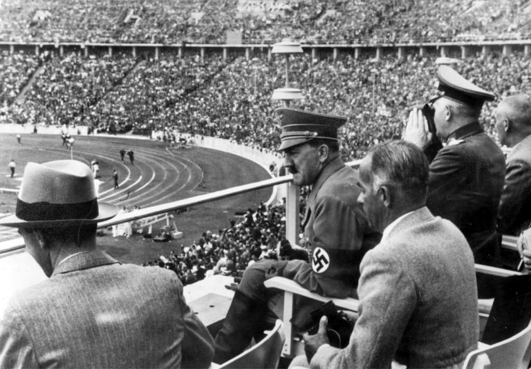 Saksamaa füürer Adolf Hitler (keskel) 1936. aastal Berliini olümpiastaadionil.