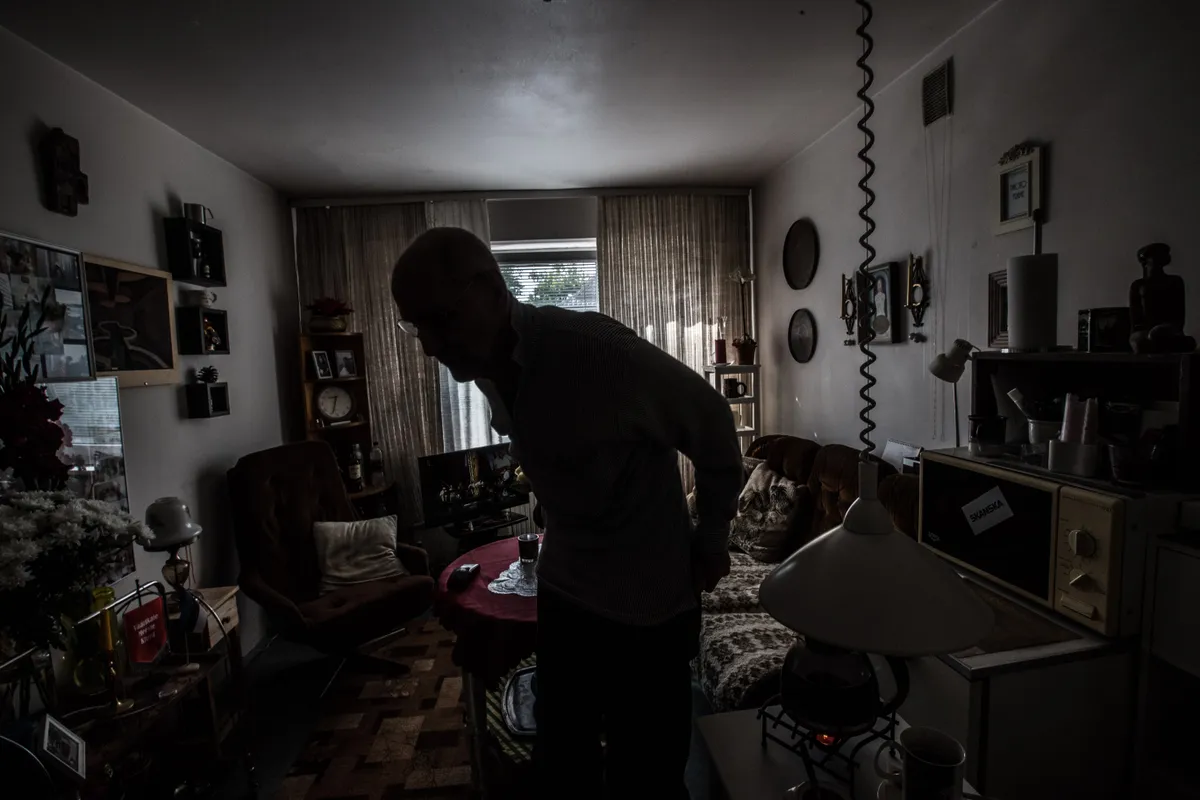Iga päev 24 tundi üksi iseendaga. Kui teaks, et see aitab, kurdaks 25 tundi jutti – nende sõnadega teeb 82-aastane üksi elav Toomas oma kodus enda üle nalja.