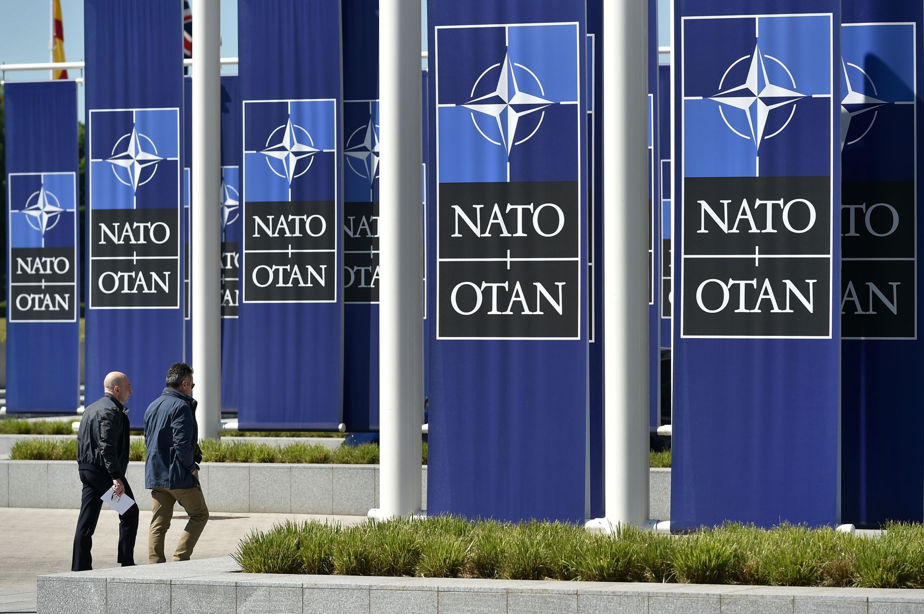 NATO uue peakorteri sissepääs: aastaid ehitamisel olnud ja mitu korda pidulikult avatud maja peaks suviseks tippkohtumiseks lõpuks täiel tuuril töös olema.