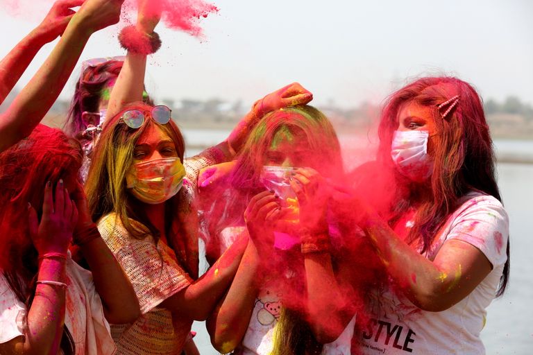 India Holi kevadfestivalil loobivad inimesed üksteist pulbervärvidega