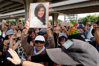 Yingluck Shinawatra toetajad Bangkokis ülemkohtu hoone juures. Foto: JORGE SILVA/REUTERS/SCANPIX