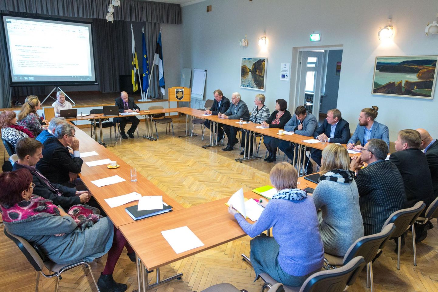 Pildil Otepää volikogu esimene istung 2017. aasta sügisel pärast valimisi, kui kõik olid kohal. Hiljutine viimane istung enne uusi valimisi aga lõpetati poole pealt, sest koalitsiooni lahkumise järel tööpostilt enam vajalikku kvoorumit kokku ei saadud.