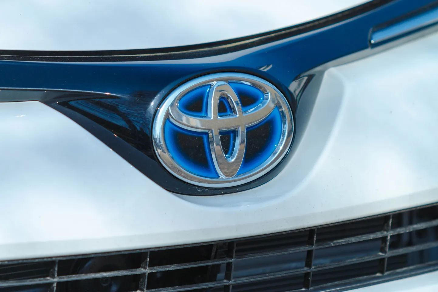 Üle poole kogumüügist moodustasid hübriidautod.