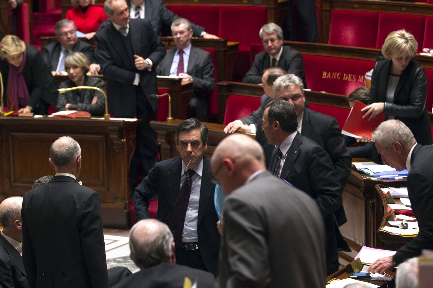 Prantsuse ministrid marssisid protestiks parlamendist välja.