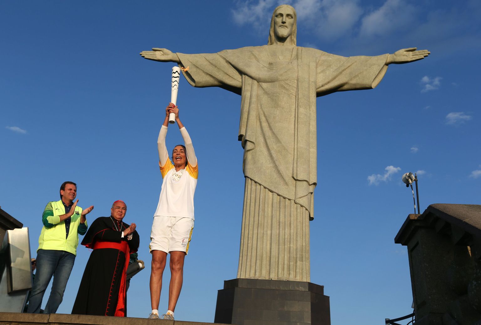 Olümpiatule tõrvik Rio kuulsa Jeesuse kuju juures