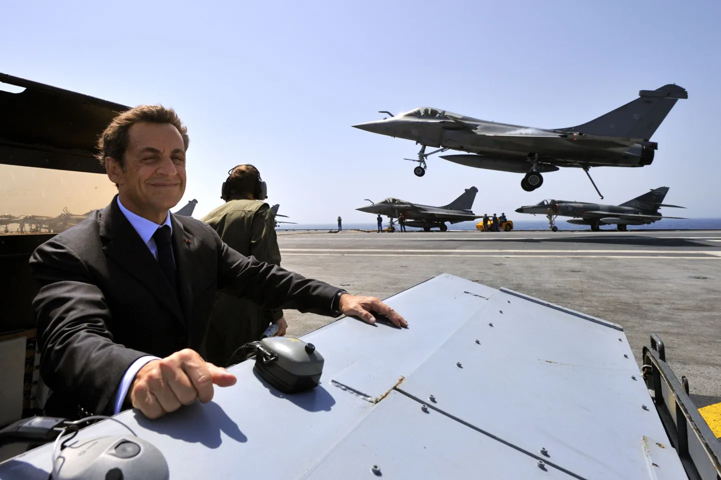 Президент Франции Николя Саркози на авианосце "Шарль де Голль", на которoм базируются истребители Rafale. Фото сделано летом 2010 года.