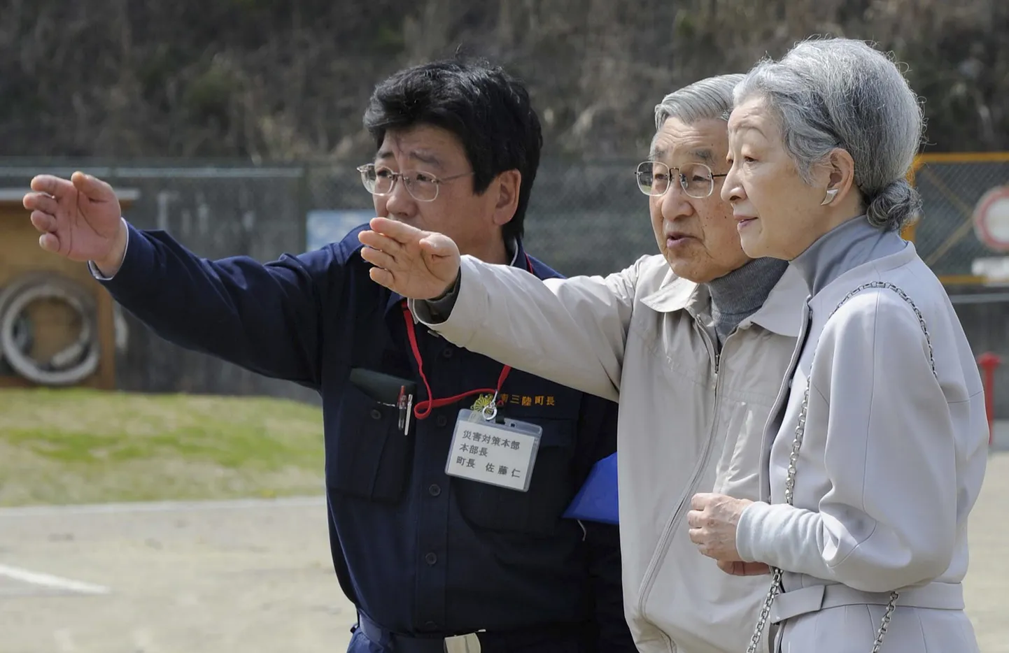 Minamisanriku linnapea Jin Sato (vasakul) koos Jaapani keisri Akihito ja keisrinna Michikoga.