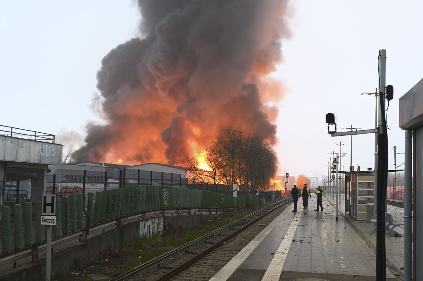 Пожар на химическом складе: в Гамбурге объявлен режим чрезвычайной опасности.