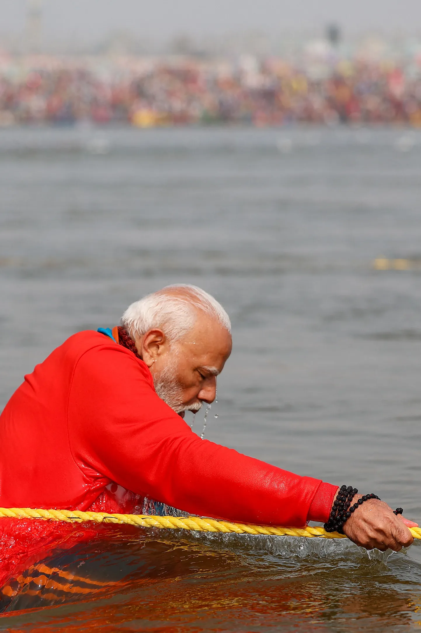 India peaminister Narendra Modi 5. veebruaril 2025 Prayagas kolme jõe kokkujooksu kohal pühal kümblusel.