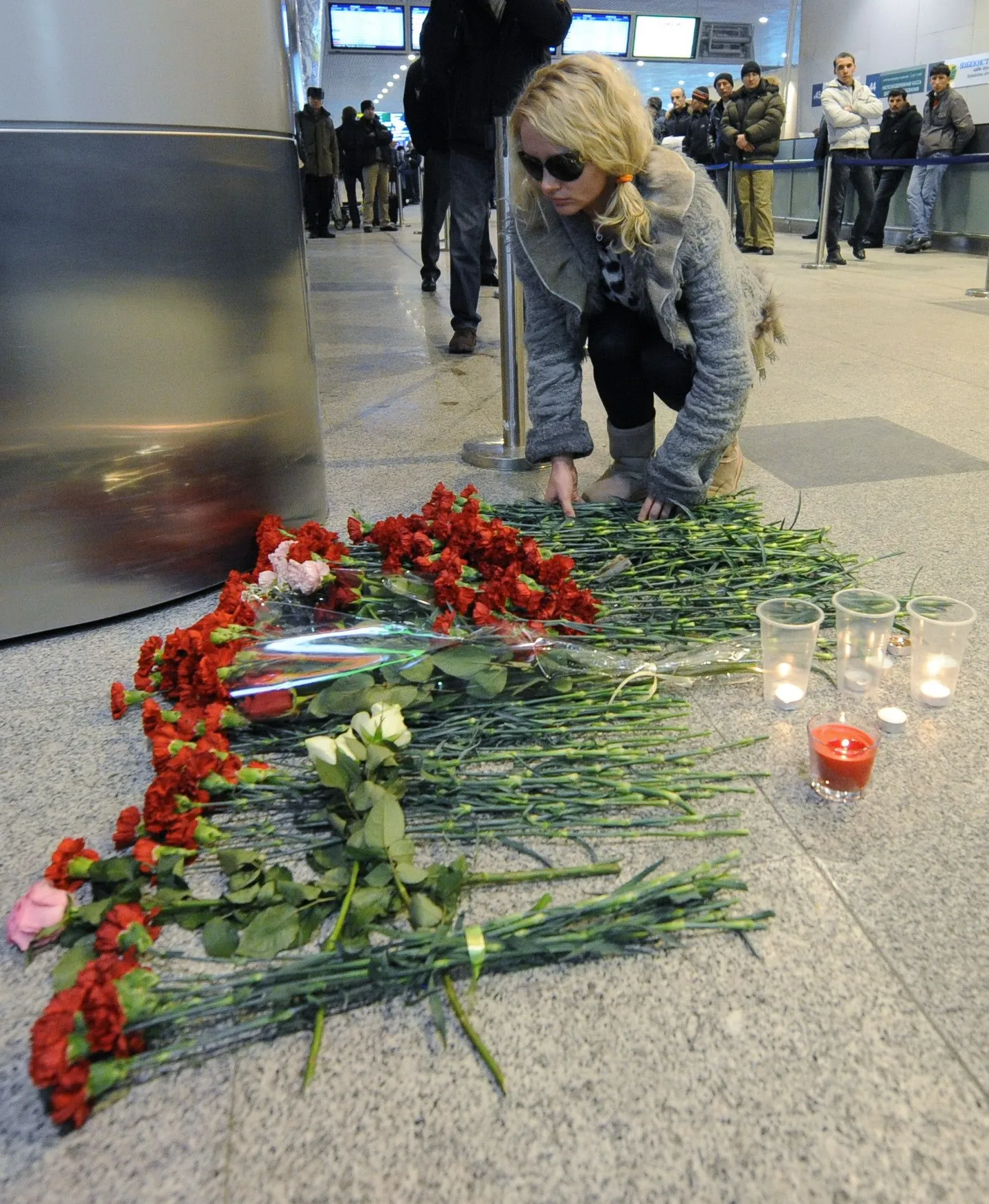 Moskvas mälestatakse täna terrorirünnaku ohvreid. Fotol naine Domodedovo lennujaamas hukkunute mälestuseks lilli asetamas