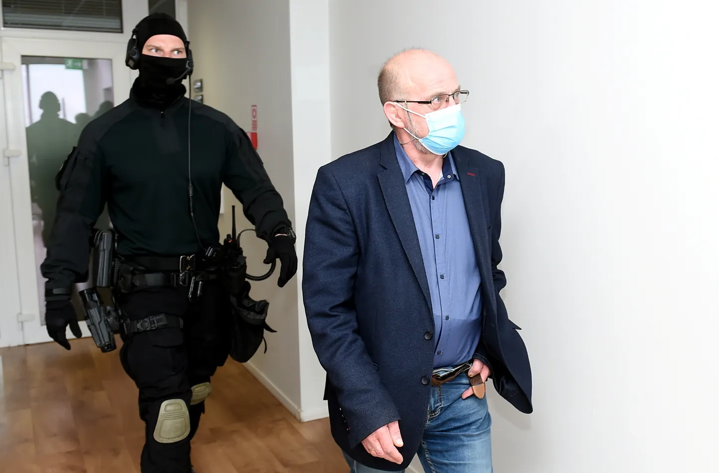 Spiegošanā Krievijas labā vainotais Saeimas deputāts Jānis Ādamsons Rīgas pilsētas Vidzemes priekšpilsētas tiesā, kur skata viņam piemērojamo drošības līdzekli.