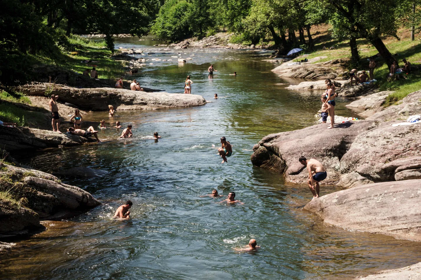 Inimesed otsisid jahutust muu hulgas Viti jões, kui temperatuur kerkis vahepeal 44 kraadini.