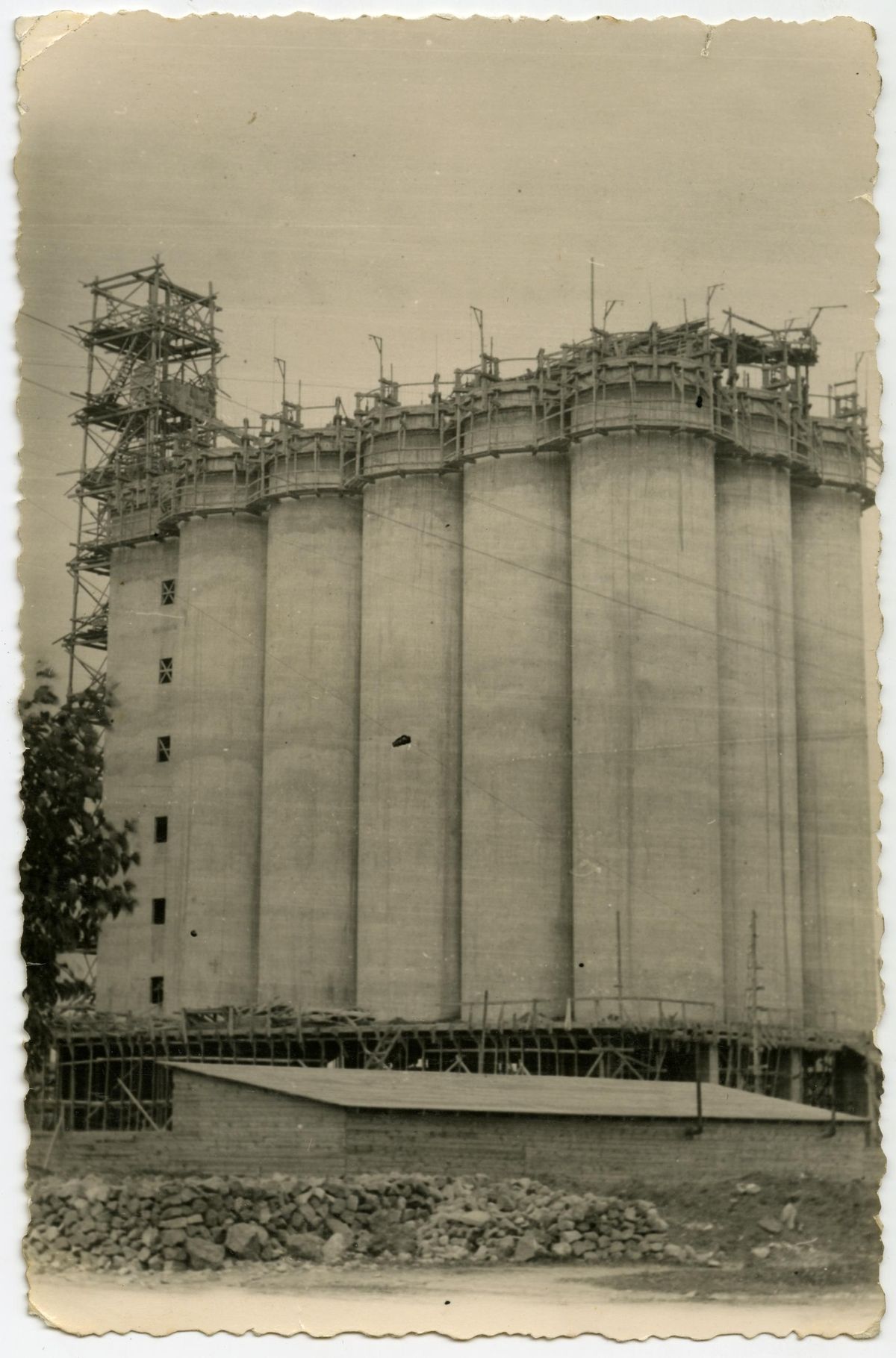 1941. aastal jõudis riigi viljasalve ehitus lõppjärku. Tornide ülaosas on näha liugraketist.